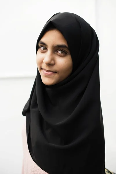Seorang Wanita Muslim Ceria Foto Asli — Stok Foto