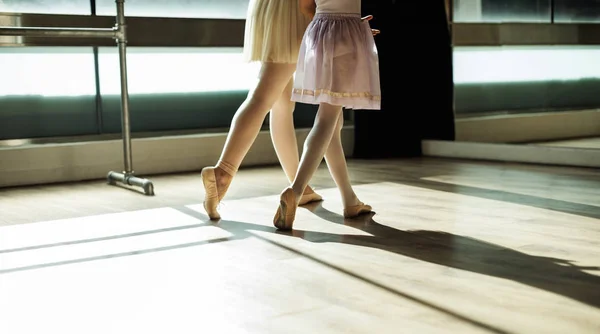 Ballerine Che Allungano Nella Scuola Balletto Fotoset Originale — Foto Stock