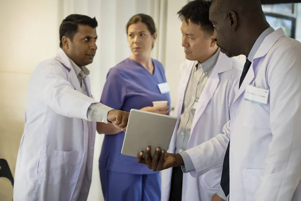 Grupo de médicos diversos están teniendo una discusión — Foto de Stock