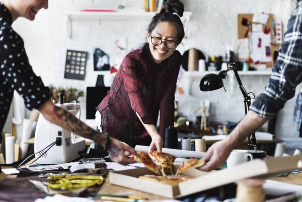 Креативы веселятся, едят пиццу, оригинальный фотосет
