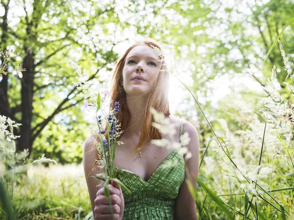 Vacker Flicka Naturen Ursprungliga Fotosätta — Stockfoto