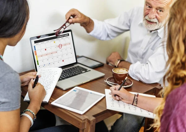 Studenten Bespreken Met Adviseur Origineel Photoset — Stockfoto