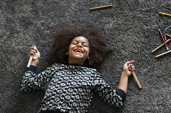 Glad Afrikansk Flicka Liggande Golvet Och Fantastisk Tid Original Fotosätta — Stockfoto