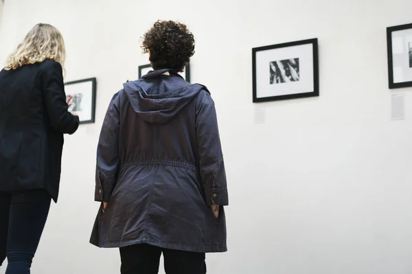 Люди Смотрят Картины Выставке Оригинальные Фотосеты — стоковое фото
