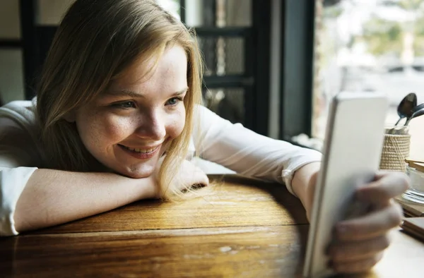 Woman using mobile phone — Stock Photo, Image