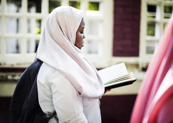 Молодой Мусульманский Студент Оригинальный Фотосет — стоковое фото