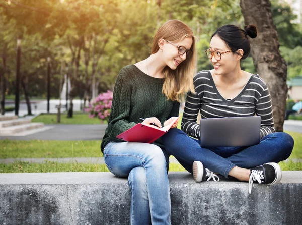 Photoset Kobiety Przyjaźń Studia Burza Mózgów Koncepcja Technologiczna Oryginalny — Zdjęcie stockowe