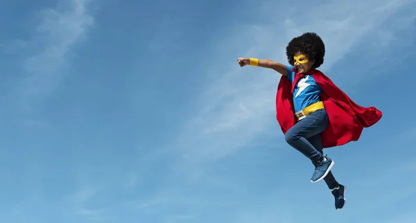 Pequena menina super-herói — Fotografia de Stock