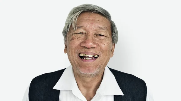 Старший азиатский мужчина позирует в студии — стоковое фото