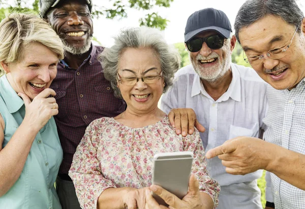 Grupp Äldre Personer Som Använder Mobiltelefon Original Fotosätta — Stockfoto