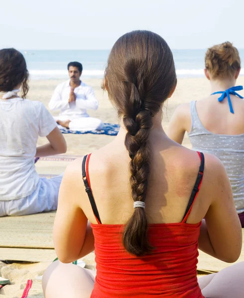 Istruttore Yoga Suoi Studenti Sulla Spiaggia Fotoset Originale — Foto Stock
