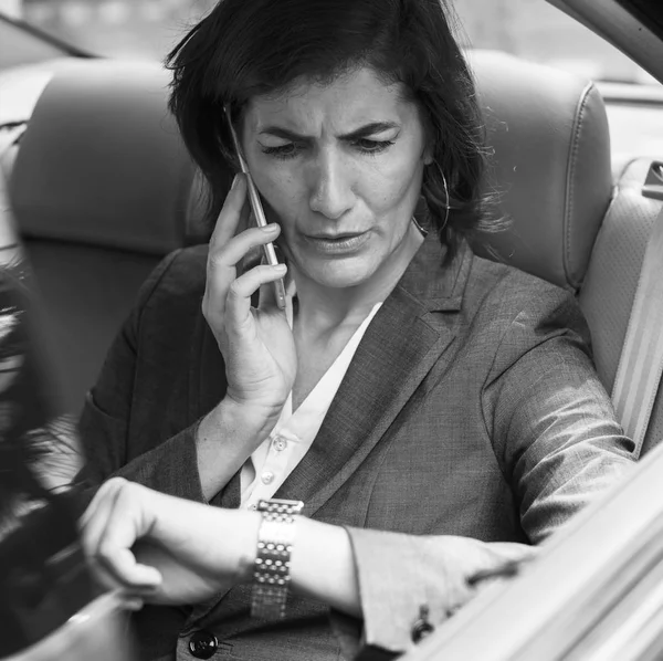 Affärskvinna talar på smartphone — Stockfoto