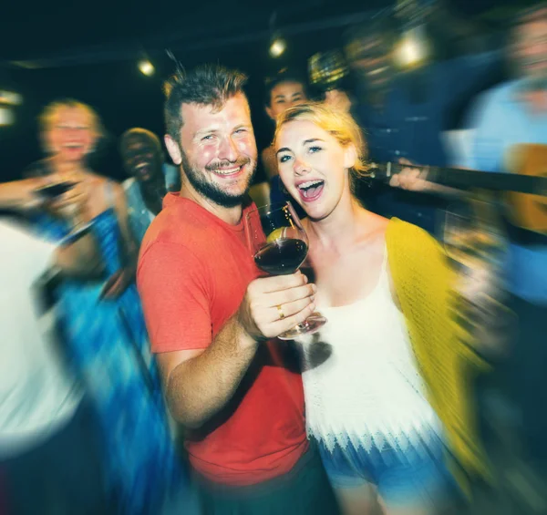 Mångskiftande Grupp Vänner Sommaren Skjuta Ursprungliga Fotosätta — Stockfoto