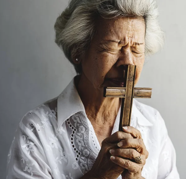 Ανώτερος γυναίκα προσεύχεται — Φωτογραφία Αρχείου