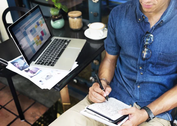 Homme travaillant dans un petit magasin — Photo