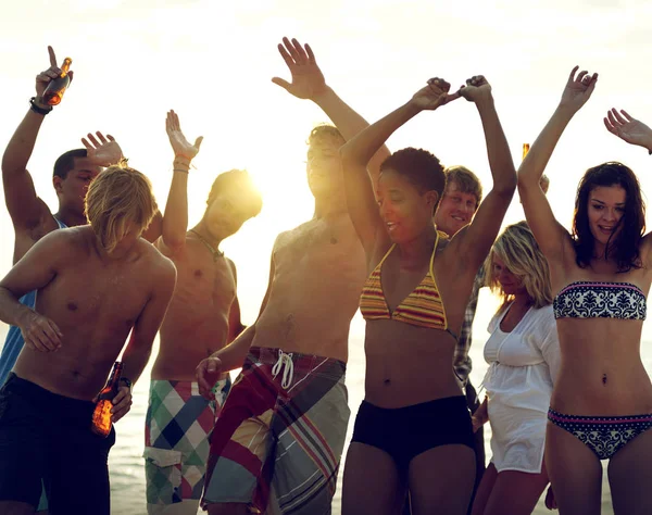 Gruppo Persone Felici Diverse Che Divertono Spiaggia — Foto Stock