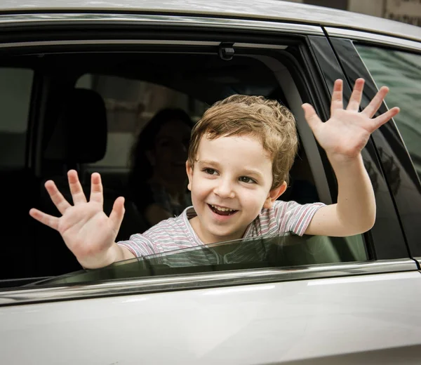 Веселый мальчик в машине — стоковое фото