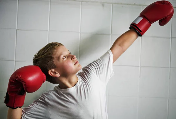 Jongen boksen in box handschoenen — Stockfoto