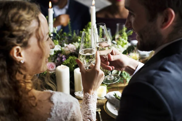 Bruden Och Brudgummen Grillas Med Vin Glasögon Bröllopsfest Ursprungliga Fotosätta — Stockfoto