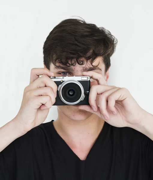 Junger Mann mit Fotokamera — Stockfoto