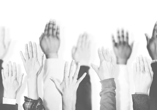 Багатоетнічна група піднятих рук — стокове фото