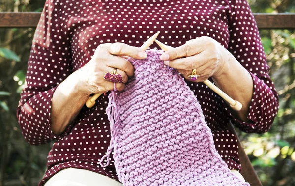 Старшая Женщина Вязание Розовый Шарф Оригинальный Фотосет — стоковое фото