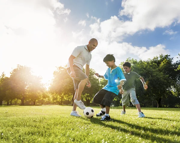 Vater mit Kindern spielt Fußball — Stockfoto