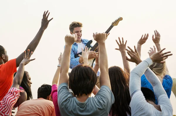 Müzik Festivali'nde oynayan gitarist — Stok fotoğraf