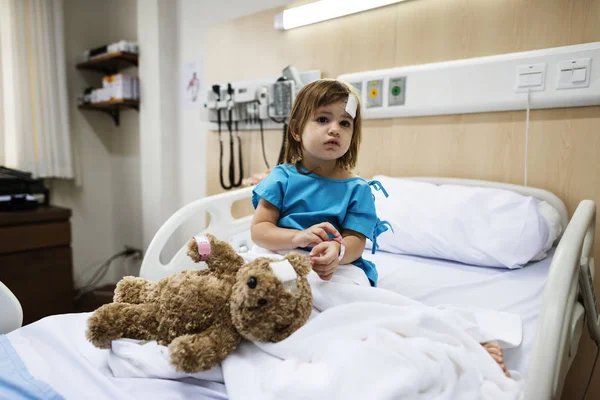 元の病院で病気の少女が写真植字 — ストック写真