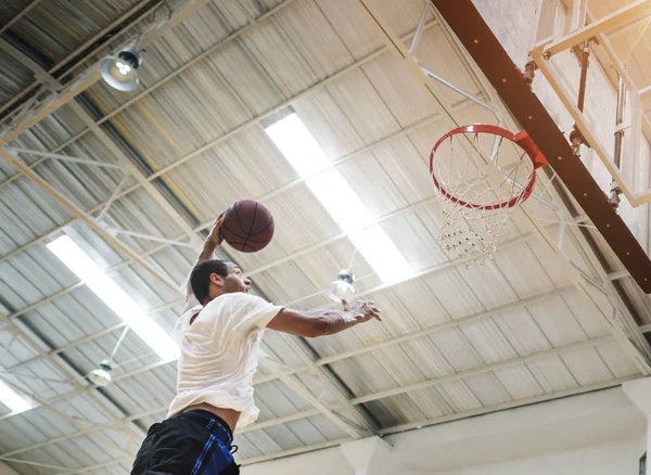 Jogador de basquete fazendo slam dunk — Fotografia de Stock