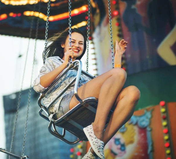 Bir grup arkadaşıyla eğlence parkı, keyif alıyor orijinal photoset