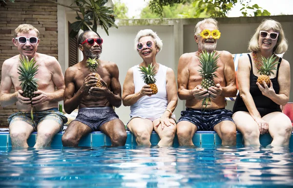Skupina Rozmanitých Starší Dospělé Posezení Bazénu Stmelování Ananas — Stock fotografie