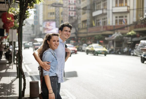 Paar reist durch Bangkok — Stockfoto