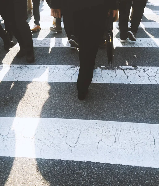 Pessoas que atravessam uma rua — Fotografia de Stock