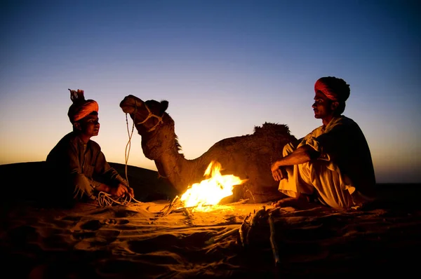 つの先住民インド人男性がラクダでは焚き火で休んで オリジナル写真植字 — ストック写真