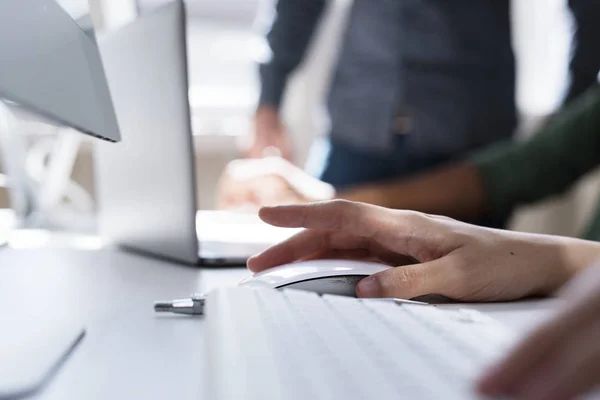 Nahaufnahme Der Hand Von Menschen Die Computer Arbeiten Originelle Fotosets — Stockfoto