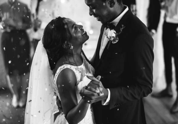 黒のカップルは結婚式の日にダンス オリジナル写真植字 — ストック写真