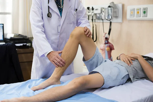 Doctor Diagnosing Patient Original Photoset — Stock Photo, Image