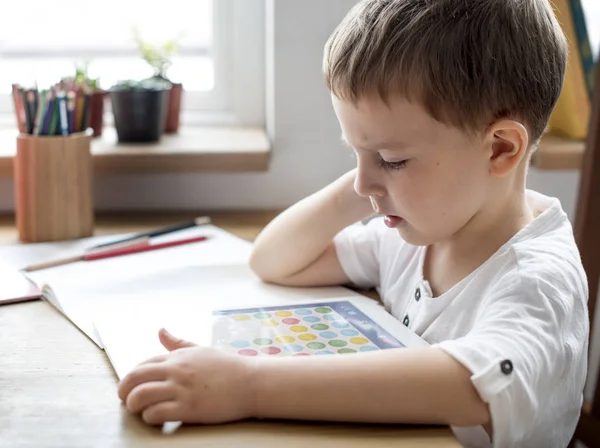 家庭での学習の小さな男の子 — ストック写真