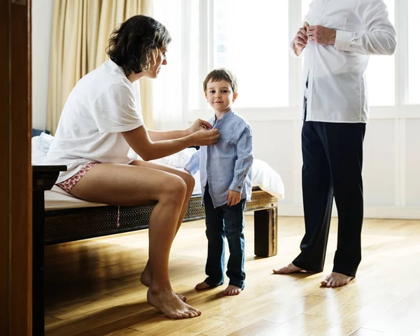 Madre Ayudando Hijo Vestirse Fotoset Original — Foto de Stock