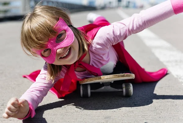 Little Girl Riding on Skateboard — Fotografie, imagine de stoc