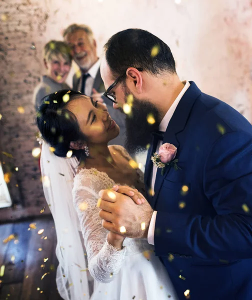 Newlywed para taniec — Zdjęcie stockowe