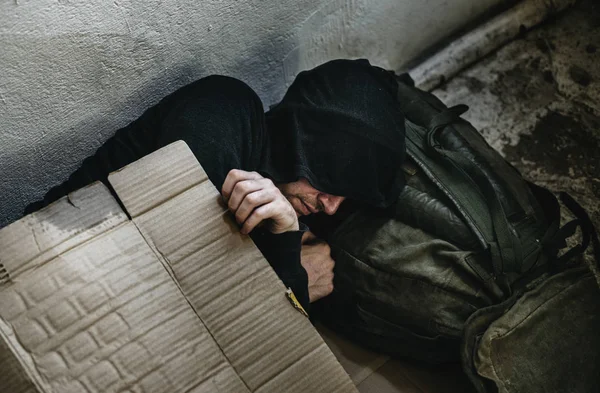 ホームレスの男が路上で寝ていて — ストック写真