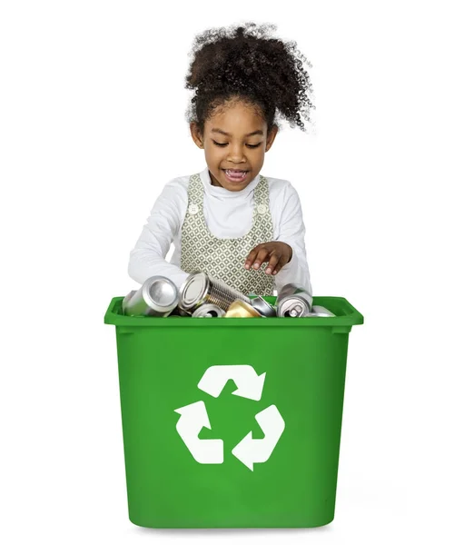 Africká dívka s kontejnerem pro recyklaci — Stock fotografie