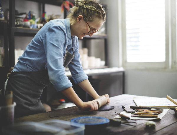 Женщина, работающая в мастерской керамики, оригинальный фотосет
