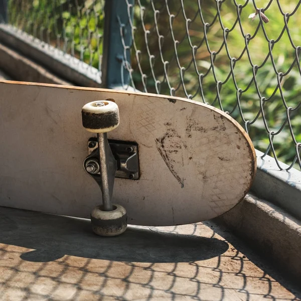 Junger Mann schießt auf Skateboard — Stockfoto