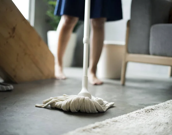 Japanese Mother Cleaning Home — Stock Photo, Image