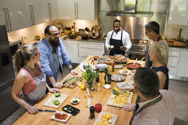 Grupo Amigos Estão Cozinhando Cozinha — Fotografia de Stock