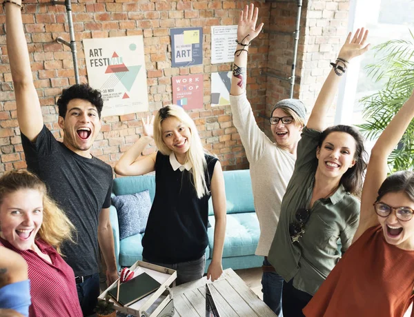 Щасливі ділові люди в офісі — стокове фото