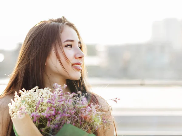 Asiatisk Kvinna Hålla Buketten Blommor Ursprungliga Fotosätta — Stockfoto